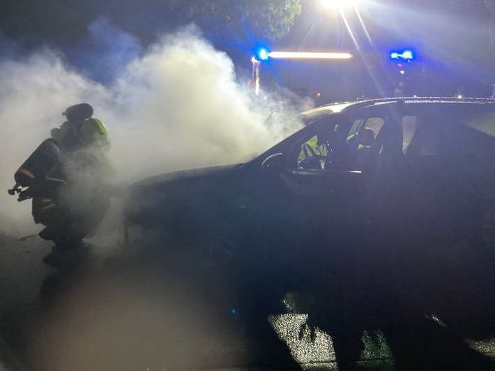 FW Alpen: Pkw-Brand am Abend