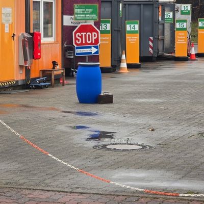 FW-RD: Düngemittel verursacht ein Gefahrgut Einsatz auf einen Wertstoffhof in Osterrönfeld