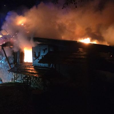 FW-EN: Brennende Waldhütte, Tragehilfe und Abraumverbrennung