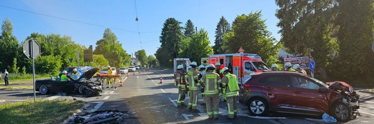 FW Burscheid: Verkehrsunfall mit Linienbus