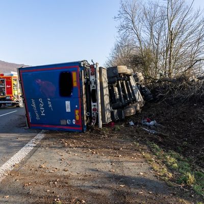FW Porta Westfalica: 22.01.2026 - A2: Schwerer LKW-Unfall / 1 Verletzter