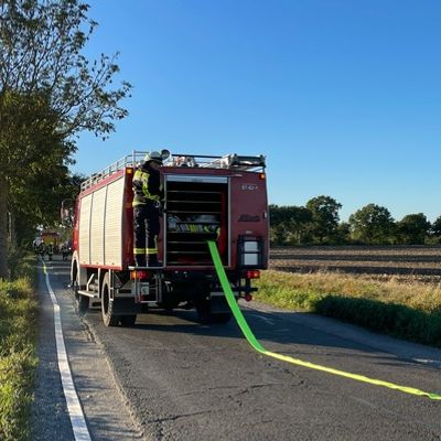 FW Lehrte: Regionsfeuerwehrbereitschaft des Brandschutzabschnitts 4 trainiert mit Kräften aus Burgdorf, Lehrte, Sehnde und Uetze die Wasserversorgung bei Vegetationsbränden