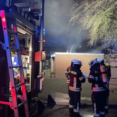 FW-AUR: Hinterhof-Garage brennt in der Nacht
