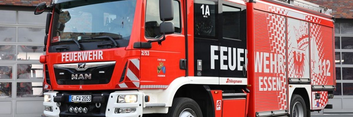 FW-E: Brand in Mehrfamilienhaus - mehrere Personen durch Rauchgase betroffen