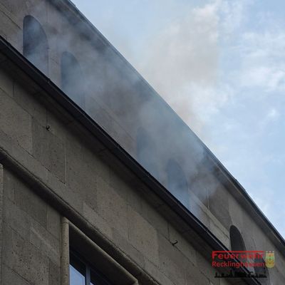 FW-RE: Wohnungsbrand in der Recklinghäuser Innenstadt: Eine Person leicht verletzt