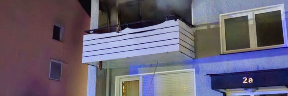 FW-RE: Wohnungsbrand mit Menschenrettung - Wohnung in Vollbrand - eine Person schwer verletzt