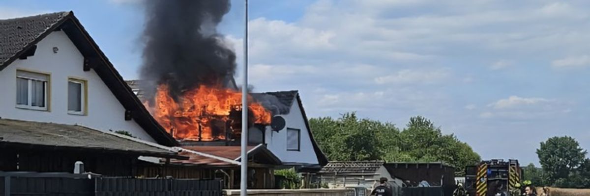 FW Sankt Augustin: 55 Ehrenamtliche retten Haus vor den Flammen