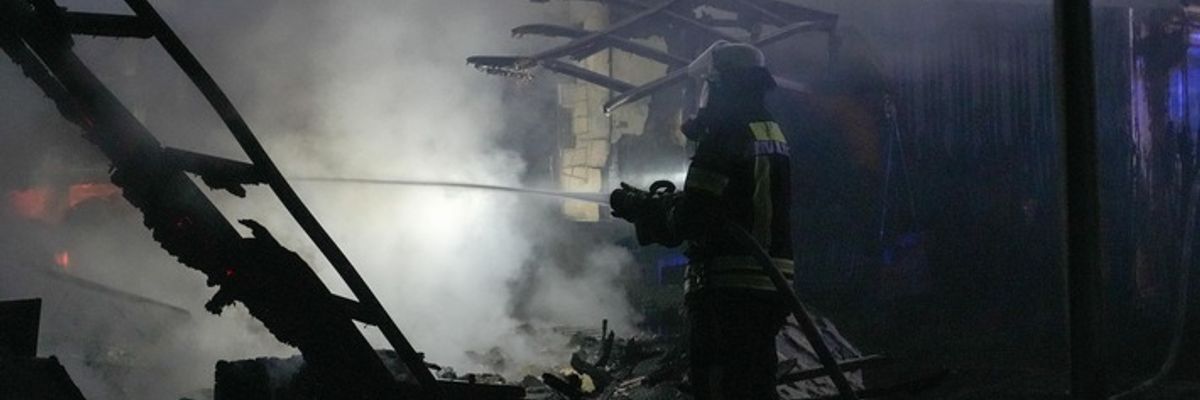FW Hagen: Brand auf Campingplatz, Großeinsatz für Berufs- und Freiwillige Feuerwehr