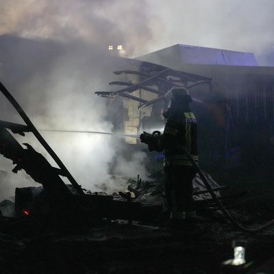 FW Hagen: Brand auf Campingplatz, Großeinsatz für Berufs- und Freiwillige Feuerwehr