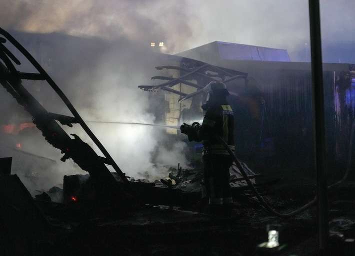 FW Hagen: Brand auf Campingplatz, Großeinsatz für Berufs- und Freiwillige Feuerwehr