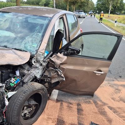 FW Südheide: Schwerer Verkehrsunfall zwischen Hermannburg und Beckedorf fordert Großaufgebot an Rettungskräften