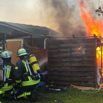 FW Celle: Mehrere Gartenlauben brennen in Vollbrand - Feuerwehr rettet Hühner!
