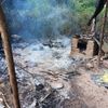 FW Düren: Illegales Lager in Flammen - Aufwendiger Feuerwehreinsatz im unwegsamen Gelände an der Rur