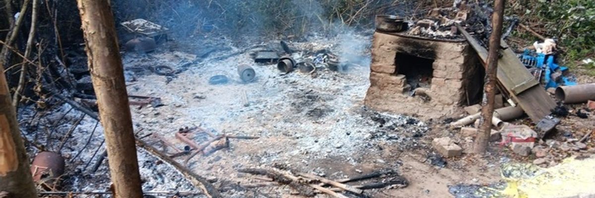 FW Düren: Illegales Lager in Flammen - Aufwendiger Feuerwehreinsatz im unwegsamen Gelände an der Rur
