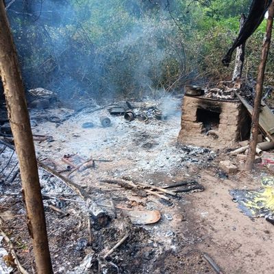 FW Düren: Illegales Lager in Flammen - Aufwendiger Feuerwehreinsatz im unwegsamen Gelände an der Rur