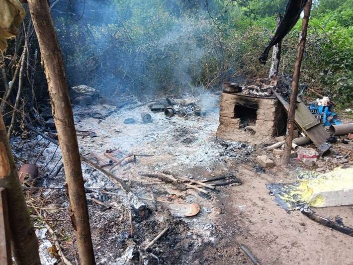 FW Düren: Illegales Lager in Flammen - Aufwendiger Feuerwehreinsatz im unwegsamen Gelände an der Rur