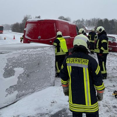 FW-AUR: Umgestürzter Anhänger versperrt Fahrbahn