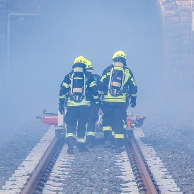 FW-OE: Großübung im Erbscheidtunnel: Feuerwehren aus Olpe und Attendorn proben den Ernstfall