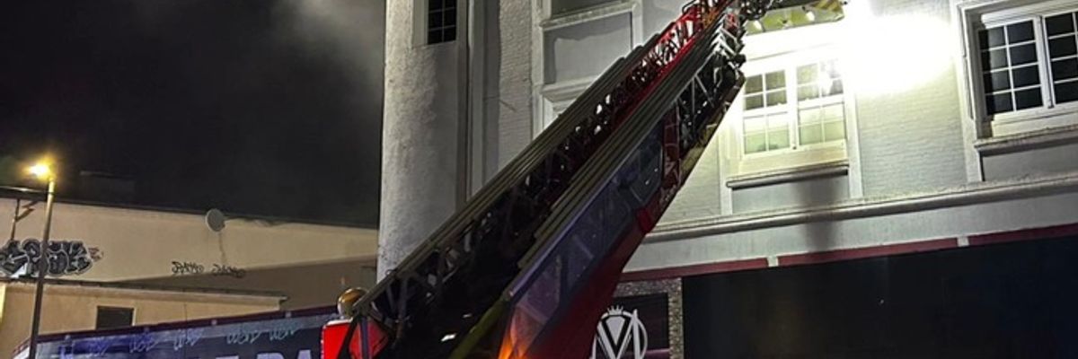 FW-RE: Erstmeldung: Brand in ehem. Table-Dance-Bar - keine Verletzten - Feuerwehr im Großeinsatz