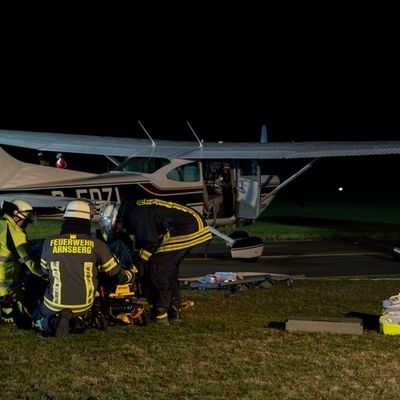 FW-AR: Verunglücktes Kleinflugzeug auf dem Rollfeld des Flugplatzes Arnsberg-Menden