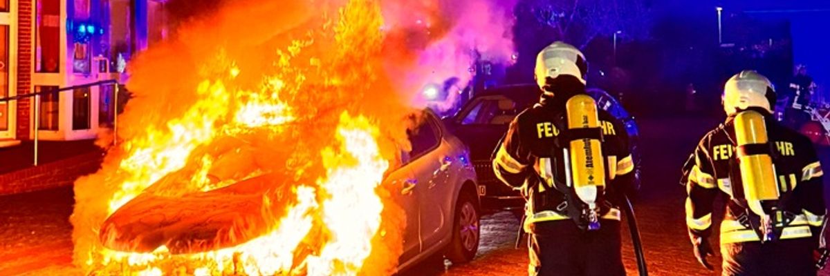 FW-AUR: PKW in Flammen
