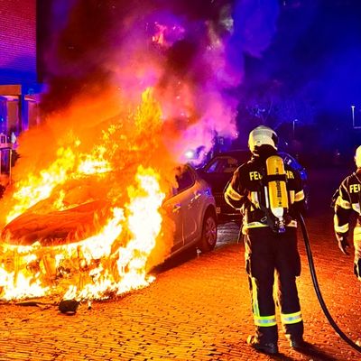 FW-AUR: PKW in Flammen