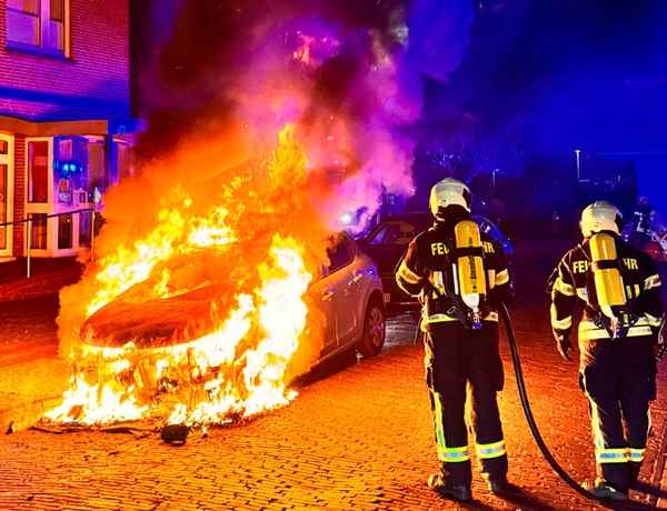 FW-AUR: PKW in Flammen