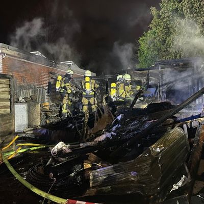 FW-E: Brand eines Gartenhauses - Gasflaschen sorgen für besondere Gefahr