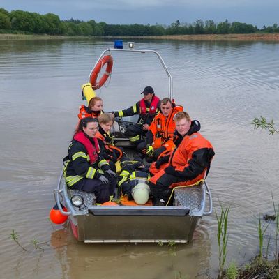 FFW Schiffdorf: Gemeinsam für den Ernstfall auf dem Wasser: Feuerwehren aus Wehden und Bad Bederkesa üben zusammen