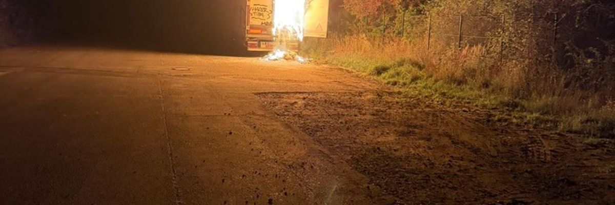 FW Bergheim: LKW brennt an der Landstraße 93 in Bergheim Teleskoplader unterstützt Löscharbeiten