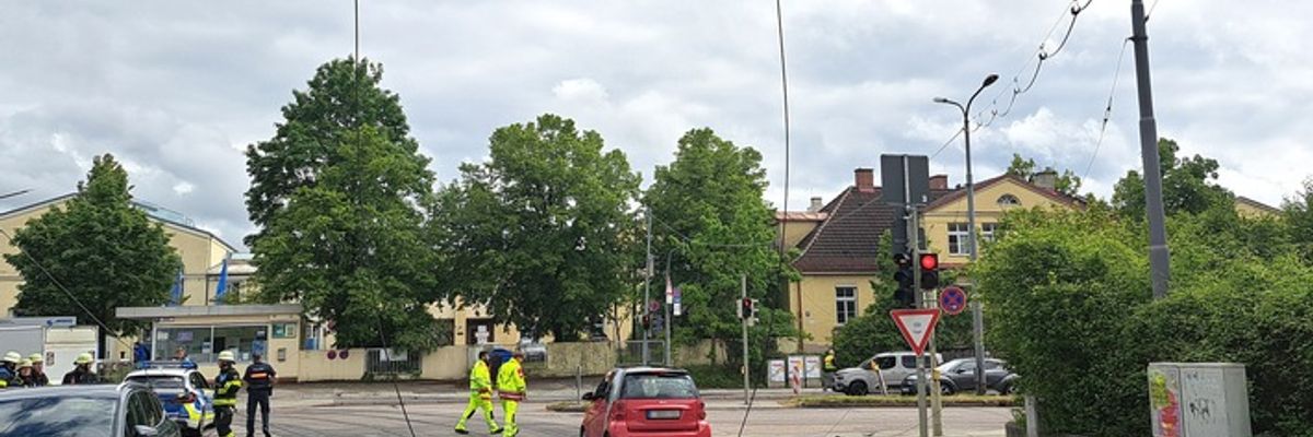 FW-M: Lkw reißt Stromleitung ab - zwei Personen in Pkw eingeschlossen (Ramersdorf)