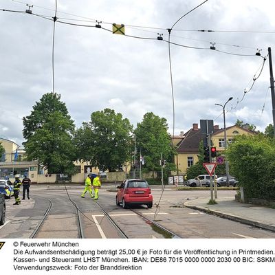 FW-M: Lkw reißt Stromleitung ab - zwei Personen in Pkw eingeschlossen (Ramersdorf)