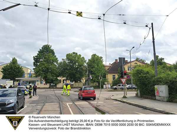 FW-M: Lkw reißt Stromleitung ab - zwei Personen in Pkw eingeschlossen (Ramersdorf)