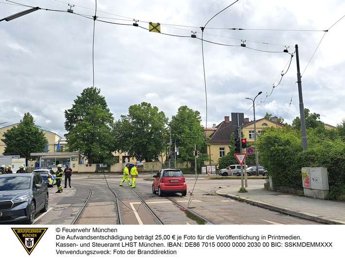 FW-M: Lkw reißt Stromleitung ab - zwei Personen in Pkw eingeschlossen (Ramersdorf)