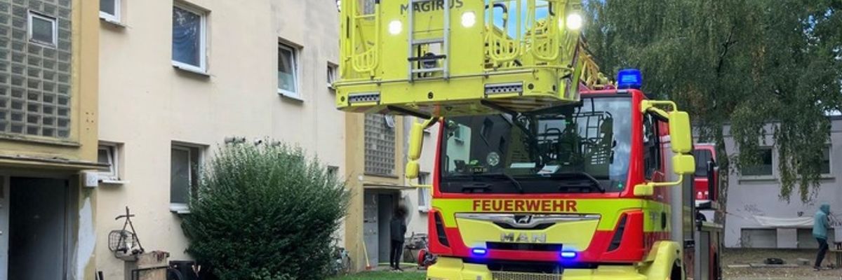 FW Ratingen: Feuerwehr rettet Bewohner und löscht Wohnungsbrand