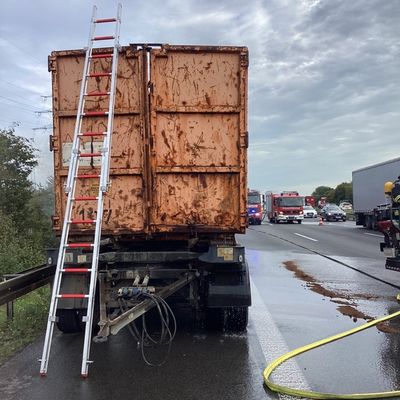 FW-OB: Containerbrand auf der BAB A3 - Feuerwehr löscht Brandgut bei Containerdienst ab