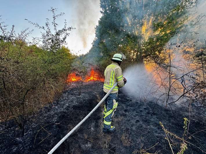 FW Bocholt: Verkehrsunfall und zwei Brandeinsätze
