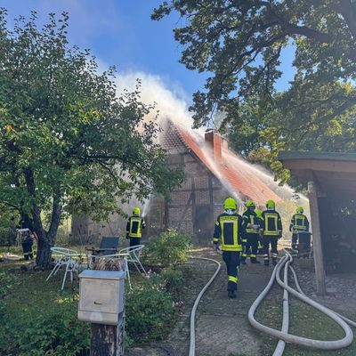 FW Flotwedel: Dachstuhlbrand in Sandlingen endet glimpflich