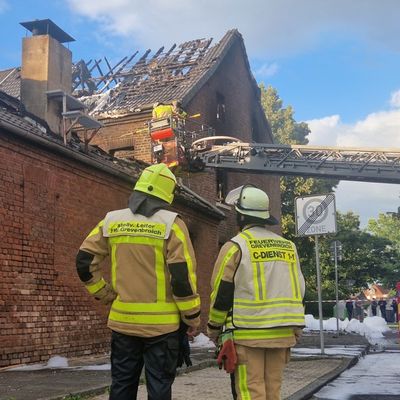 FW Grevenbroich: Feuerwehr Grevenbroich stundenlang bei Großbrand in Elsen im Einsatz