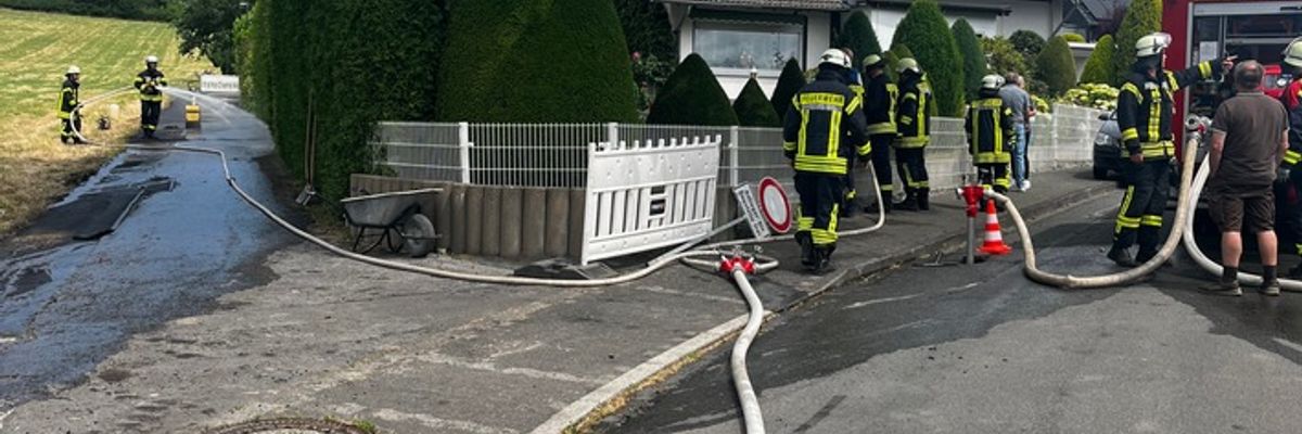 FW Ense: Brennt Hecke in Waltringen / Teer-Arbeiten lösen Feuer aus