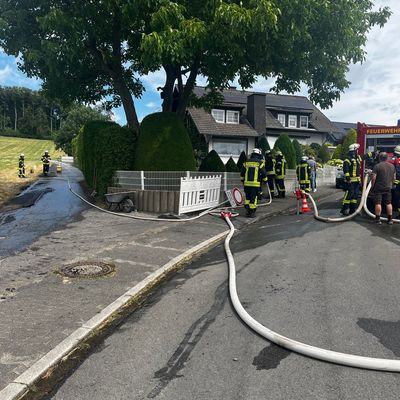 FW Ense: Brennt Hecke in Waltringen / Teer-Arbeiten lösen Feuer aus