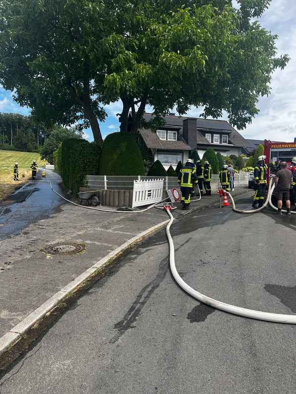 FW Ense: Brennt Hecke in Waltringen / Teer-Arbeiten lösen Feuer aus