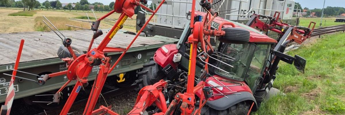 FW Südheide: Schwerer Unfall an Bahnübergang - Zug kollidiert in Beckedorf mit Trecker