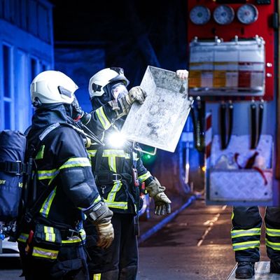 FW-MK: E-Roller brennt nachts in Wohnung