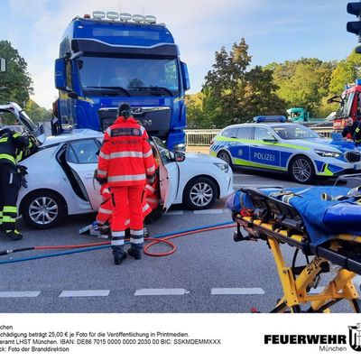 FW-M: Verkehrsunfall mit technischer Rettung (Forstenried)