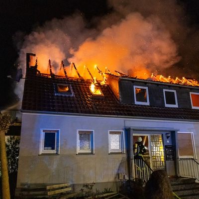 FW Porta Westfalica: 13.04.2025 - Wohnhaus-/Dachstuhlbrand in Vennebeck