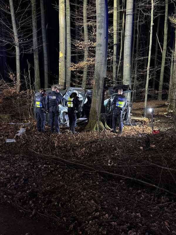 FW Wenden: Verkehrsunfall mit einer eingeklemmten Person auf der L512 im Bereich Wenden-Löffelberg