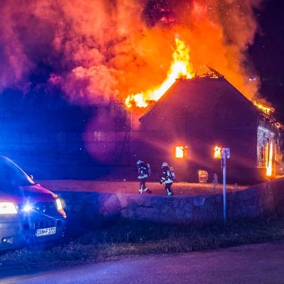 FW Lüchow-Dannenberg: +++ Nächtlicher Großeinsatz in Lüchow-Dannenberg +++ Feuer zerstört landwirtschaftliches Gebäude +++ Feuerwehr verhindert Ausbreitung +++ Person verletzt +++