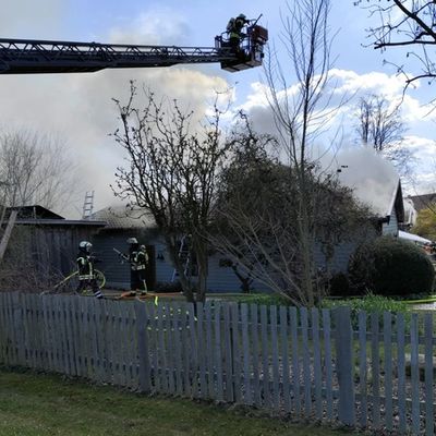 FW Lüchow-Dannenberg: +++ Großeinsatz der Feuerwehren in Lüchow-Dannenberg +++ Wohnhaus aus Holz brennt am Gründonnerstag vollständig aus +++
