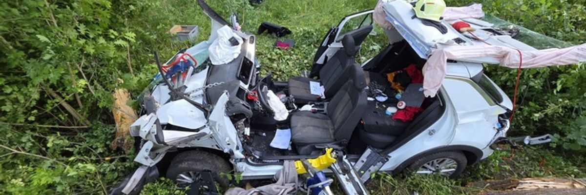 FW Grevenbroich: Feuerwehr Grevenbroich rettet Schwerverletzten aus Autowrack